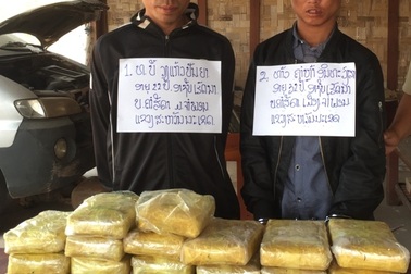 Bắt 2 nghi phạm người Lào mang súng ngắn, vận chuyển 118.000 viên ma túy