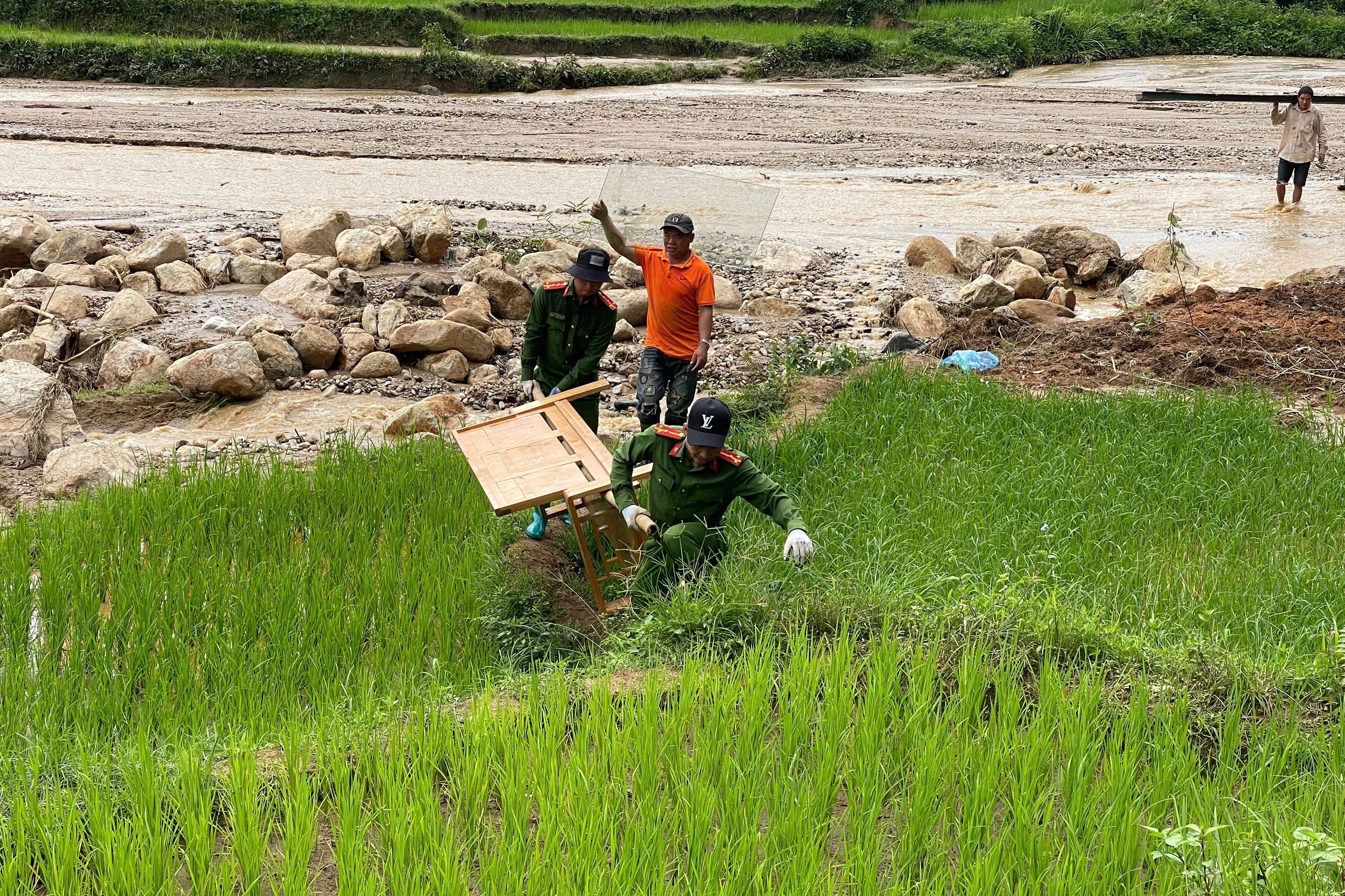 Hơn 400 chiến sĩ công an vào rốn lũ giúp dân dựng nhà, dọn trường - 1
