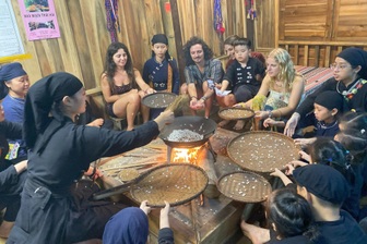 Ngôi làng ở Việt Nam tiêu chung túi tiền, ăn chung bếp, làm giàu từ du lịch