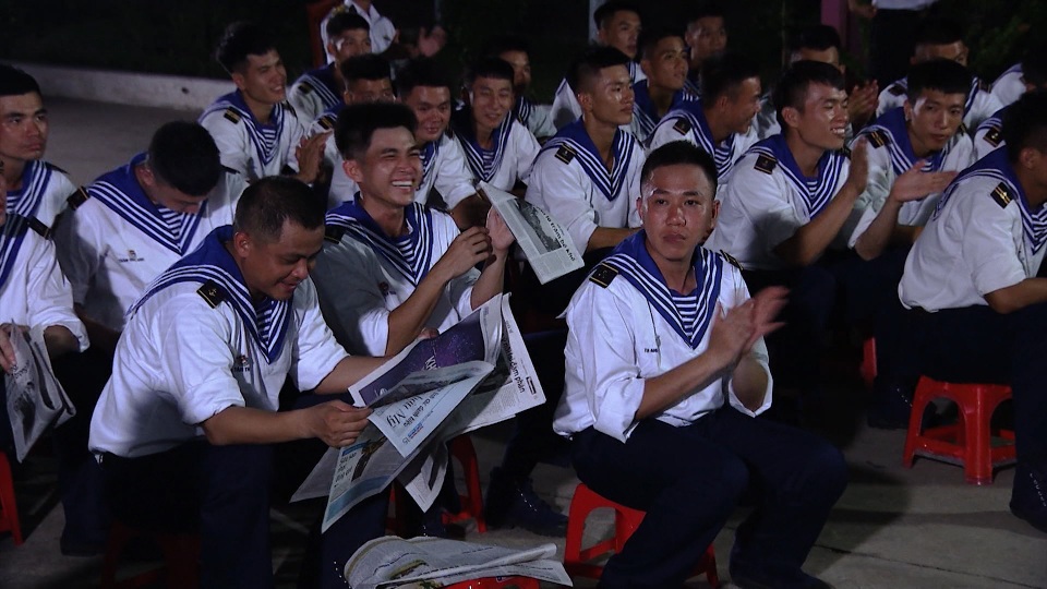 Huy Khánh bị Anh Đức “hạ đo ván” khi chơi bóng chuyền - 5 Huy Khánh bị Anh Đức “hạ đo ván” khi chơi bóng chuyền - 5