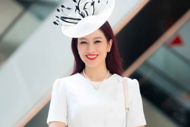 Á hậu quý bà thế giới Nguyễn Thu Hương đầy thu hút tại Malaysia