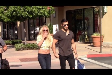 Thợ săn ảnh đeo bám Britney Spears và Sam Asghari