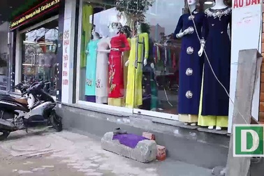 Muôn kiểu khắc phục bậc tam cấp bị phá bỏ của người Hà Nội