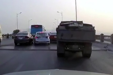 Phanh gấp tránh mố cầu, xe con bị xe tải đâm bẹp