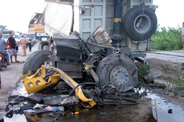 Tàu hỏa cắt đôi ô tô, một người chết