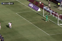 Mohamed Salah tranh đá phạt đền với Sadio Mane