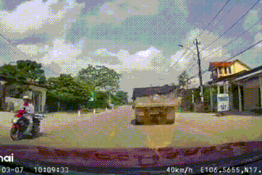 Tài xế hoảng hốt khi hòn đá lớn bất ngờ "bay" thẳng về phía kính lái ô tô