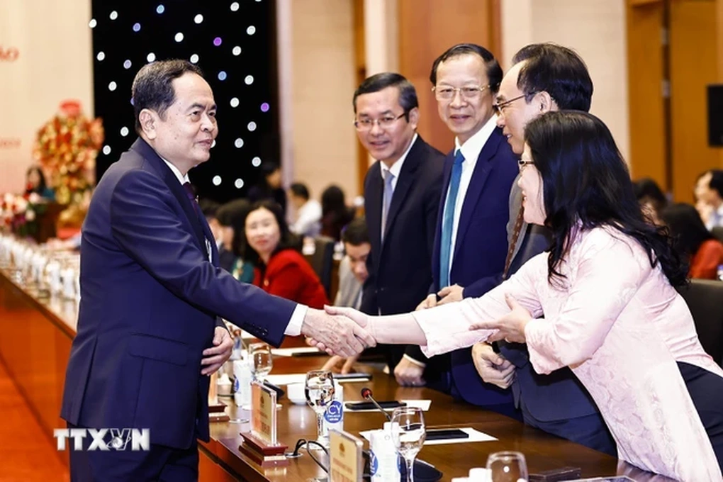 Tôn vinh, bảo vệ, tạo môi trường thuận lợi để nhà giáo làm việc - 3 Tôn vinh, bảo vệ, tạo môi trường thuận lợi để nhà giáo làm việc - 3