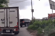 Ô tô tải húc vào đuôi xe Land Cruiser trong một tình huống khó hiểu