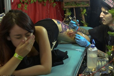 Rùng mình trước nghệ thuật của những người dám "hành xác"