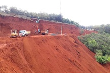 Xẻ núi để khắc phục sạt lở, sụt lún tại tuyến đường huyết mạch