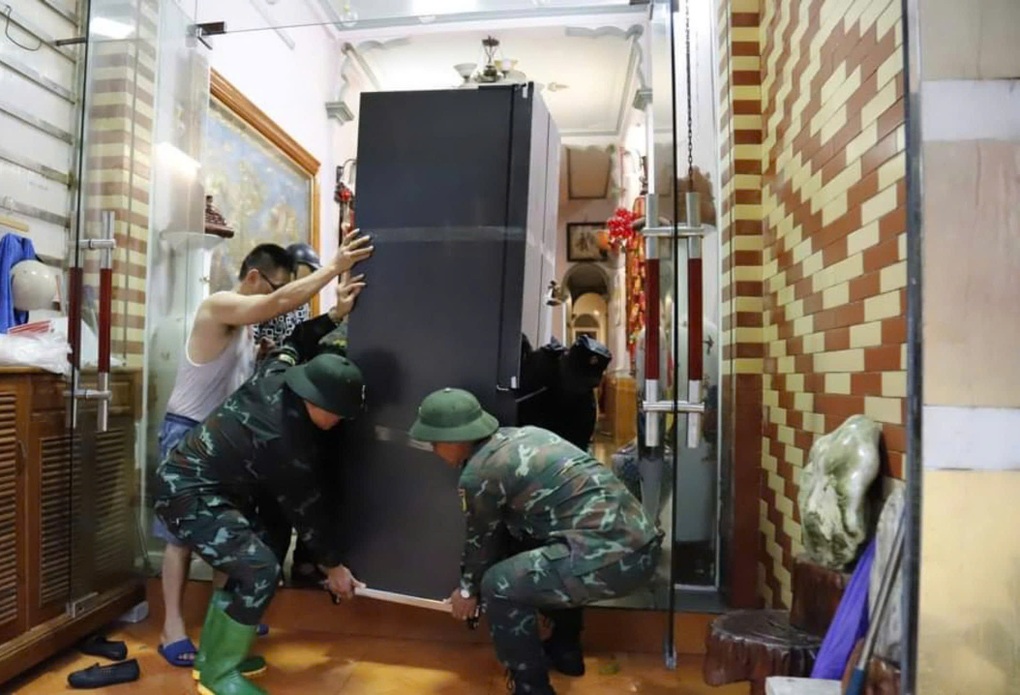Người dân thành phố Yên Bái chạy lũ trong đêm - 2 Người dân thành phố Yên Bái chạy lũ trong đêm - 2