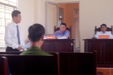 Vụ án ném ly thủy tinh: Cần triệu tập nhân chứng mới và điều tra viên đến tòa!