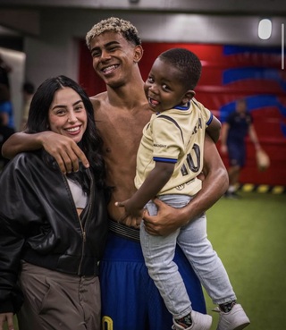 Sắc vóc nữ rapper nóng bỏng bị chỉ trích khiến Yamal sa sút phong độ - 10