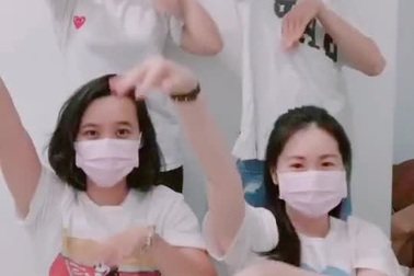 Nhóm bạn trẻ nhảy vũ điệu "Yêu Tổ quốc, yêu đồng bào"