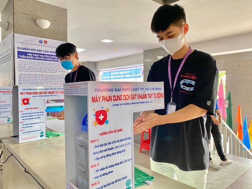 Sinh viên nhiều trường ở TPHCM tấp nập quay trở lại giảng đường - 1 Sinh viên nhiều trường ở TPHCM tấp nập quay trở lại giảng đường - 1