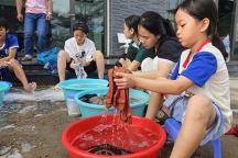 Món quà của học sinh mồ côi vì Covid-19 gửi đến bạn bè ở vùng lũ miền Bắc