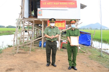 Lễ phong hàm, kết nạp Đảng tại chốt chống dịch