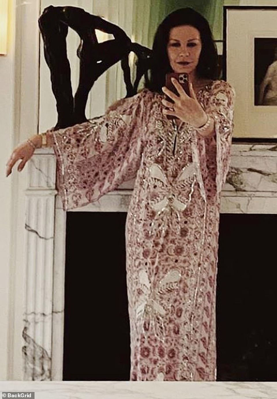 Dịch Covid-19 bỗng khiến phụ nữ chuộng loại váy này... - 6