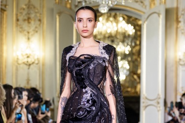 Trình diễn trang phục lấy cảm hứng từ rồng Việt ở Tuần lễ thời trang Paris