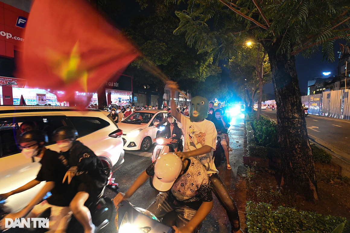 Hàng nghìn cổ động viên TPHCM đổ ra đường mừng U23 Việt Nam vào chung kết - 3 Hàng nghìn cổ động viên TPHCM đổ ra đường mừng U23 Việt Nam vào chung kết - 3
