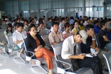 Dài cổ chờ mua vé tàu Tết!