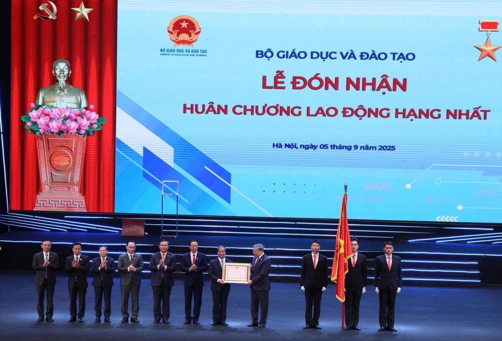 Lễ kỷ niệm 80 năm truyền thống ngành Giáo dục và khai giảng năm học 2025-2026 - 3 Lễ kỷ niệm 80 năm truyền thống ngành Giáo dục và khai giảng năm học 2025-2026 - 3