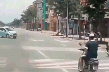 Lao thẳng vào ô tô vì vừa đi xe máy vừa xem điện thoại
