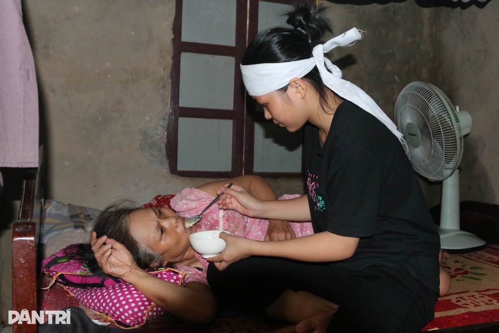 Bố mới qua đời, nữ sinh nghèo lo mẹ chết vì không có tiền đi viện - 5 Bố mới qua đời, nữ sinh nghèo lo mẹ chết vì không có tiền đi viện - 5