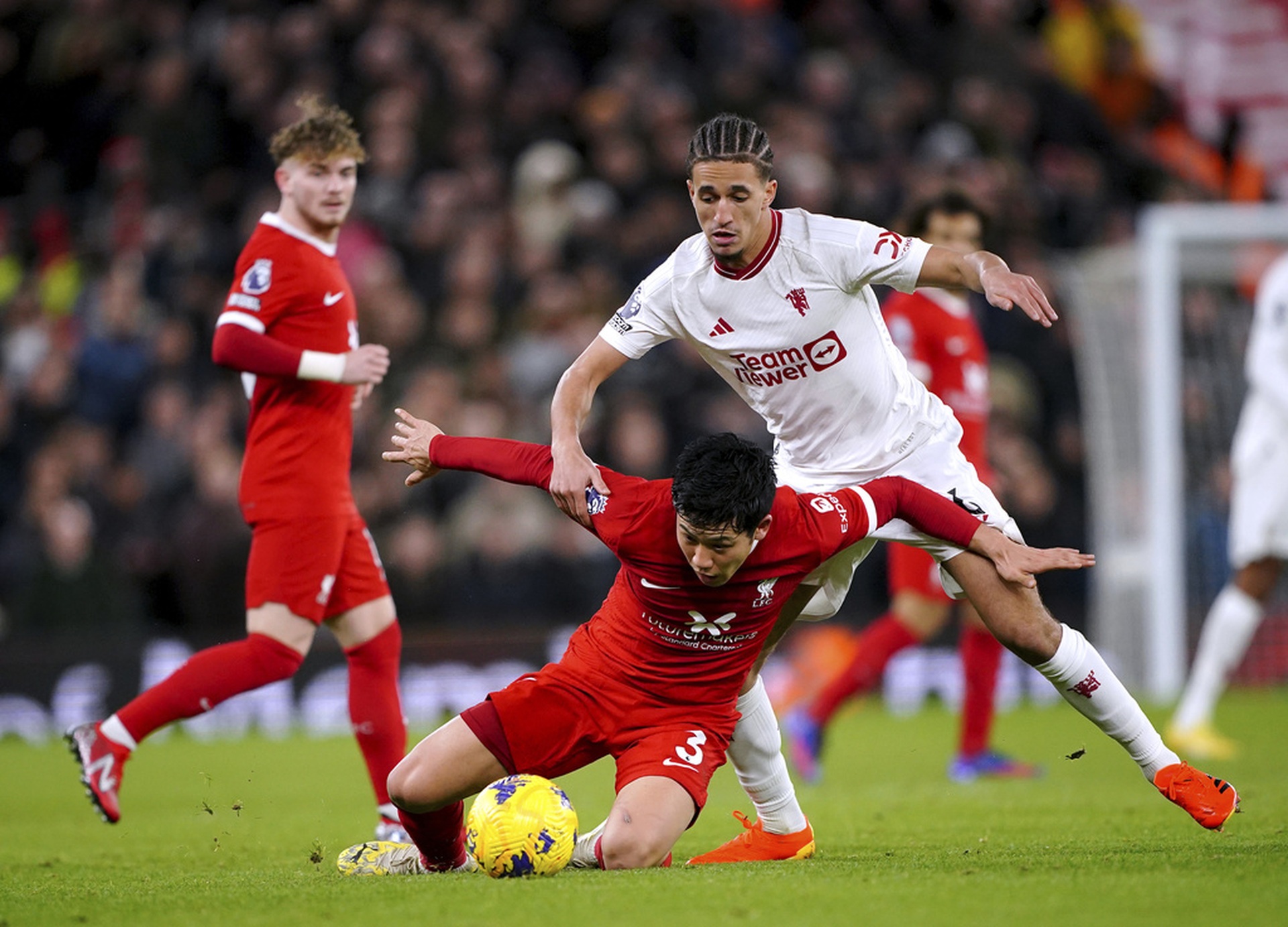 Man Utd: Cú sốc ở Anfield và Ten Hag chưa thoát giông bão - 4