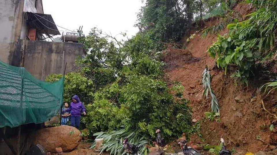 Khắp nơi sạt lở núi, di dời khẩn cấp nhiều hộ dân - 5 Khắp nơi sạt lở núi, di dời khẩn cấp nhiều hộ dân - 5