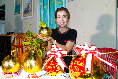 Người phụ nữ dát vàng bưởi, dừa, bán nửa triệu đồng một cặp