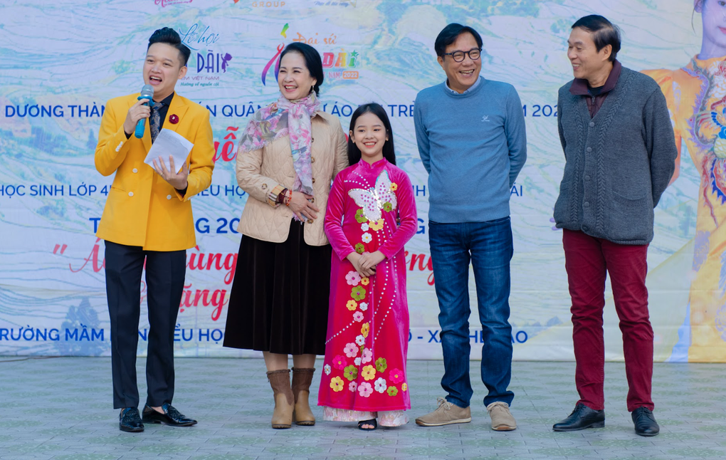 NSND Lan Hương đồng hành cùng Quán quân Đại sứ Áo dài Trẻ em Việt Nam - 1 NSND Lan Hương đồng hành cùng Quán quân Đại sứ Áo dài Trẻ em Việt Nam - 1