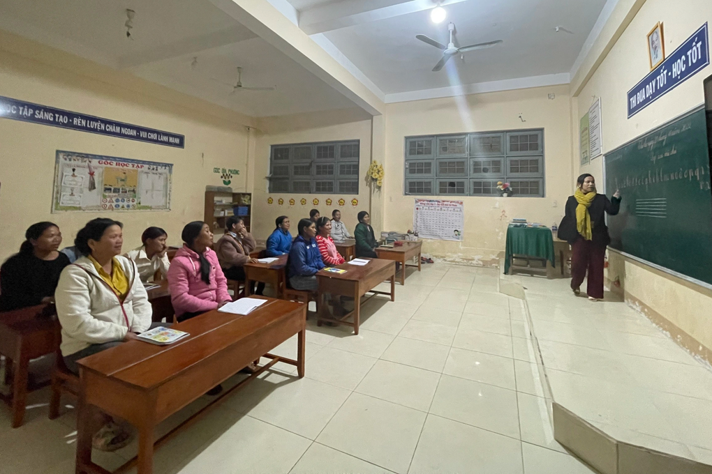 Lớp học vỡ lòng đặc biệt của phụ nữ Xơ Đăng - 2 Lớp học vỡ lòng đặc biệt của phụ nữ Xơ Đăng - 2
