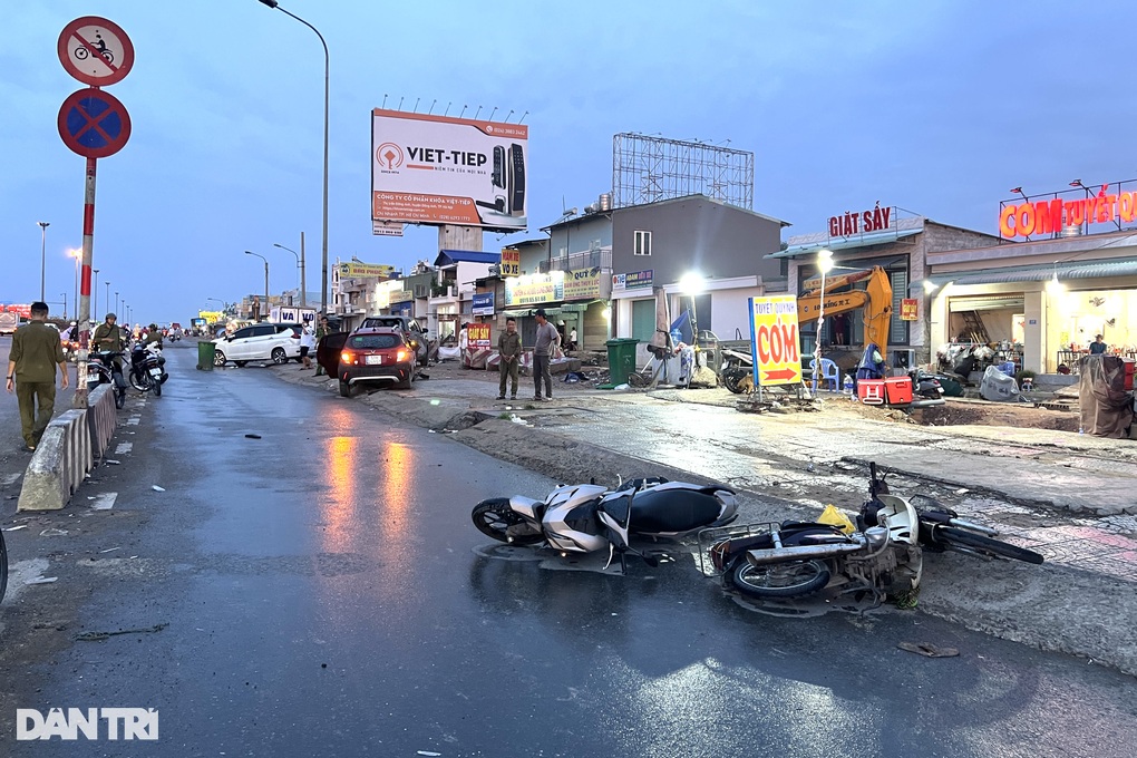 Xe điên tông 2 xe máy, 3 ô tô ở cửa ngõ TPHCM - 1 Xe điên tông 2 xe máy, 3 ô tô ở cửa ngõ TPHCM - 1