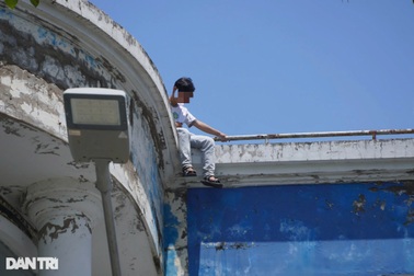 Bị ngăn cản tình yêu, nam sinh Cần Thơ định nhảy lầu tự tử