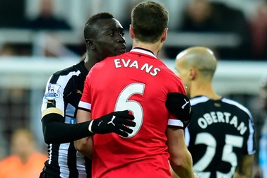 “Phun mưa” vào đối thủ, ngôi sao MU đối diện với án treo giò 6 trận