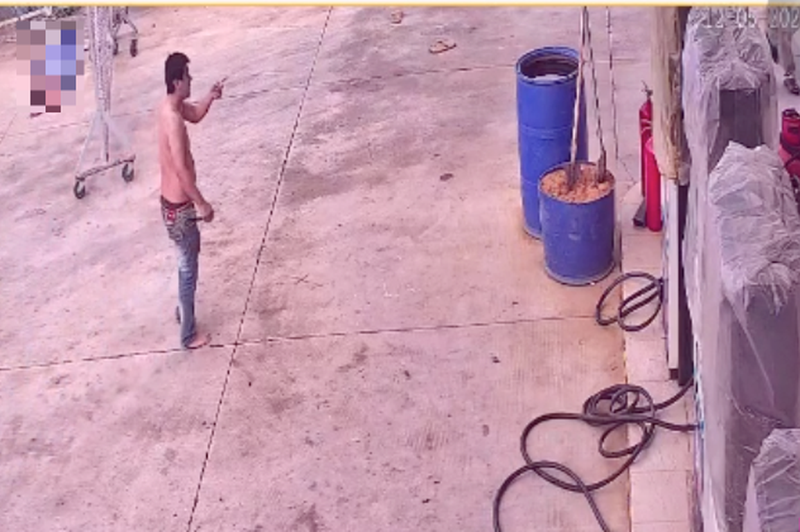 Bị đánh vì hút thuốc ở cây xăng, mang kéo đến đâm gục nhân viên - 1