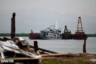 Hiện trạng tàu Vịnh Xanh bị lật trên Vịnh Hạ Long sau khi được trục vớt