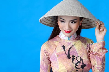 Người đẹp duyên dáng trong tà áo dài với chủ đề biển đảo