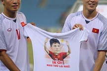 Các tuyển thủ Việt Nam tri ân Đình Trọng sau trận gặp Triều Tiên