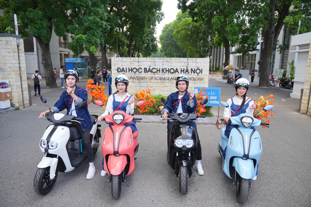 Bộ đôi Grande và Neos trao nghìn bó hoa tươi thắm nhân ngày 20/10 - 3 Bộ đôi Grande và Neos trao nghìn bó hoa tươi thắm nhân ngày 20/10 - 3