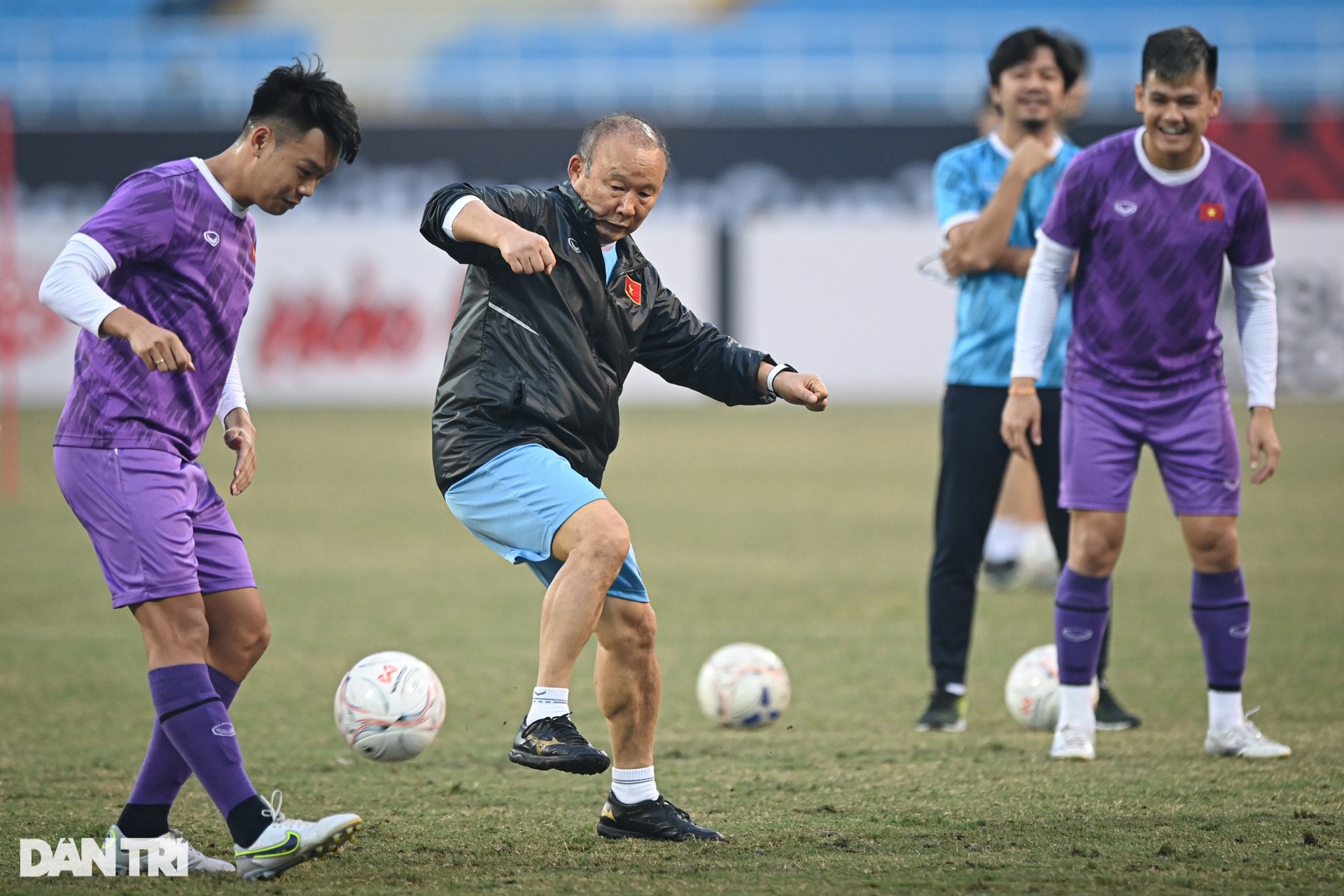 HLV Park và các học trò thoải mái tâm lý trước trận tái đấu Indonesia - 11