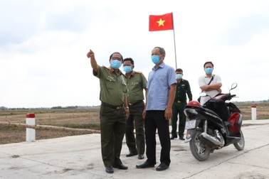 Công an trực chiến đảm bảo an toàn giữa đại dịch Covid-19