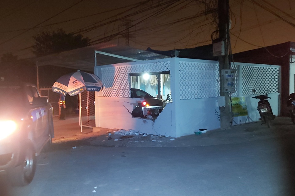 Lao xe máy vào hàng rào nhà dân, nam thanh niên tử vong - 1 Lao xe máy vào hàng rào nhà dân, nam thanh niên tử vong - 1