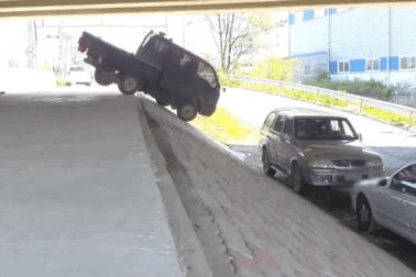 Trò nghịch dại lái xe xuống dốc cao và cái kết dễ đoán