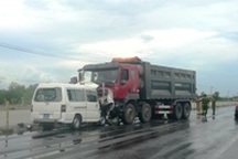 Ô tô va chạm với xe máy, 3 người tử vong