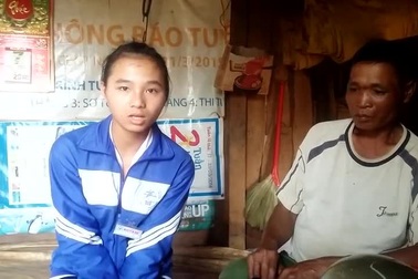 Gia đình Kim Phượng và Phó chủ tịch UBND xã Tân Thượng cảm ơn bạn đọc báo Dân trí