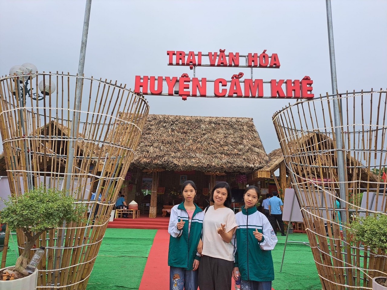 chị Phạm Thu Huyền và 2 con.jpg chị Phạm Thu Huyền và 2 con.jpg