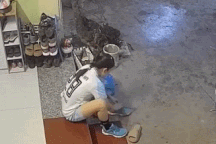 Clip “cô gái xỏ giày có rắn nấp bên trong” nổi bật tuần qua